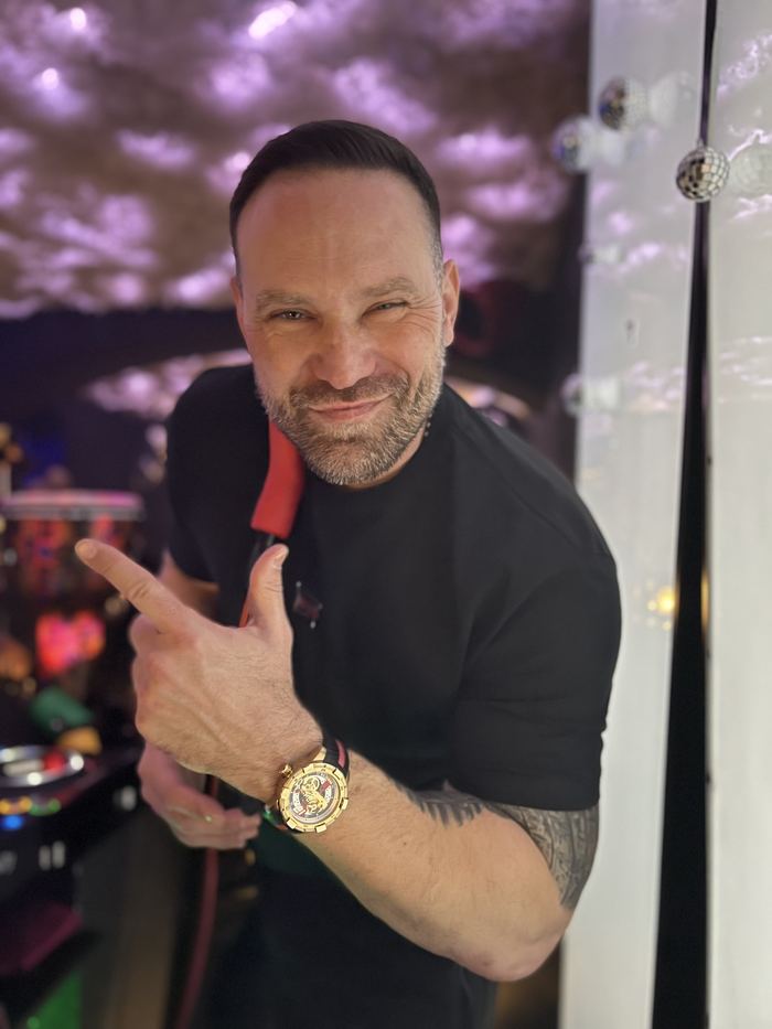 DJ Charlie Brown za pultom v klube