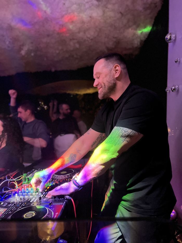 DJ Charlie Brown za pultom v klube